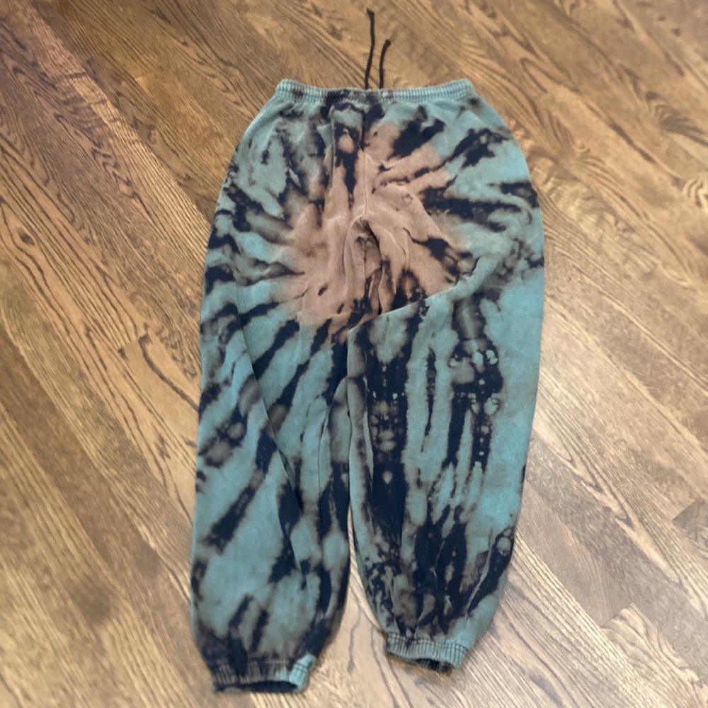 Women’s drawstring sweats. Like new, barely worn, super popular brand.